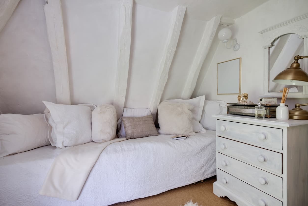 Comfortable Leesa bed with sheets and pillows
