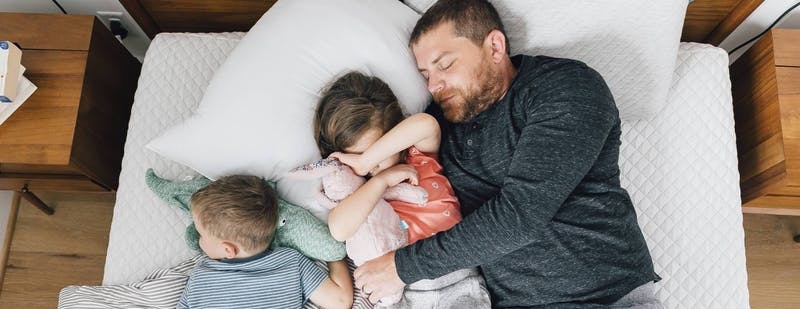father_and_his_children_sleeping_on_a_leesa_mattress