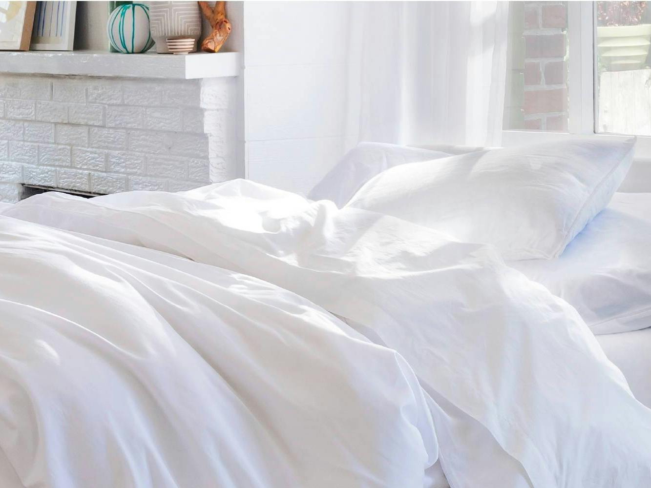 white_bedding_and_leesa_pillows_on_a_leesa_mattress_in_a_white_decorated_room1