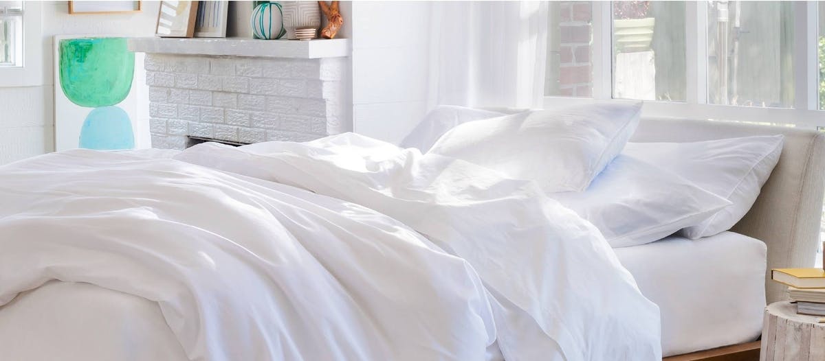 white_bedding_and_leesa_pillows_on_a_leesa_mattress_in_a_white_decorated_room1