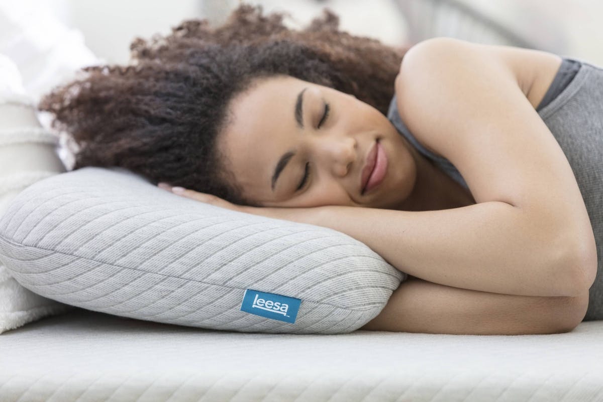 lady_sleeping_on_her_side_on_a_leesa_mattress_and_pillow_4