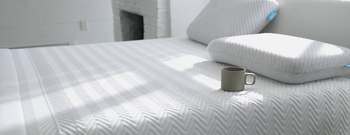coffee_cup_on_a_white_leesa_mattress_with_a_leesa_pillow