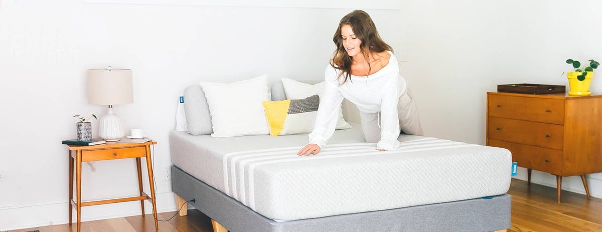 lady_on_a_leesa_mattress_in_a_white_room