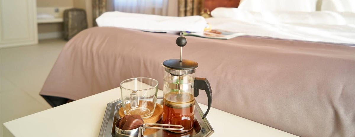 coffee_or_tea_serving_tray_in_a_comfortable_room_with_a_leesa_mattress